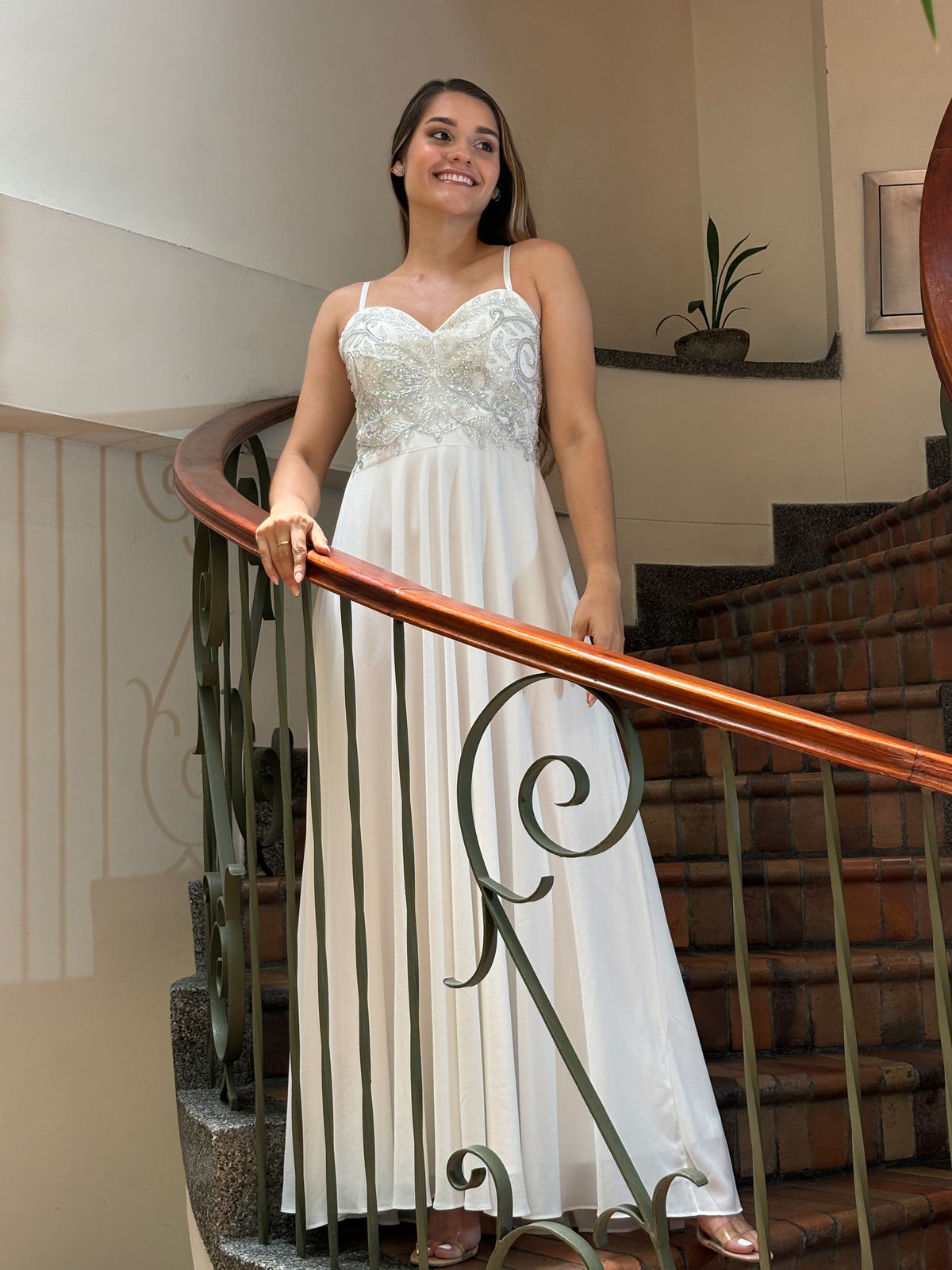 VESTIDO BLANCO BORDADO EN BLUSA
